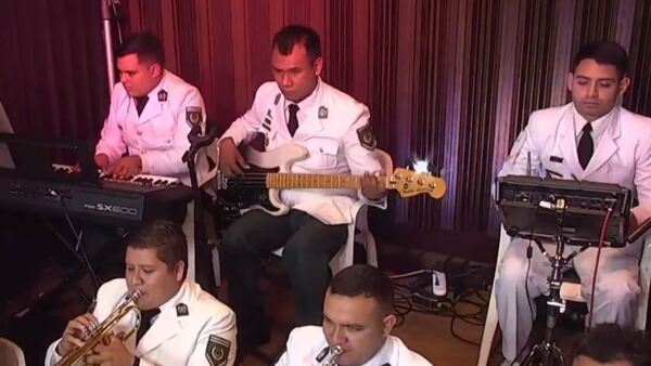 Polémica: Músicos del Ministerio de Defensa llevaron serenata a Calé Galaverna por su cumpleaños