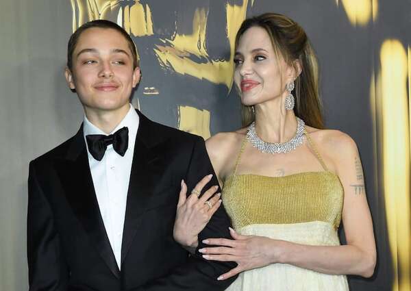 Angelina Jolie, mamá babosa del brazo de Knox Jolie-Pitt  - Gente - ABC Color
