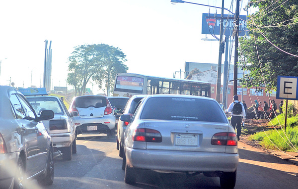 Caos en tránsito y calles en mal estado, lucha diaria de la ciudadanía en CDE - La Clave