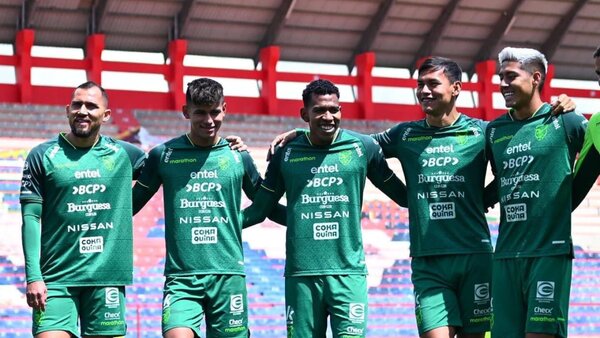 Bolivia se entrena a puerta cerrada en La Paz para "una final ante Paraguay"