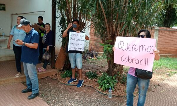Exfuncionarios municipales se encadenan exigiendo pagos pendientes tras ser echados