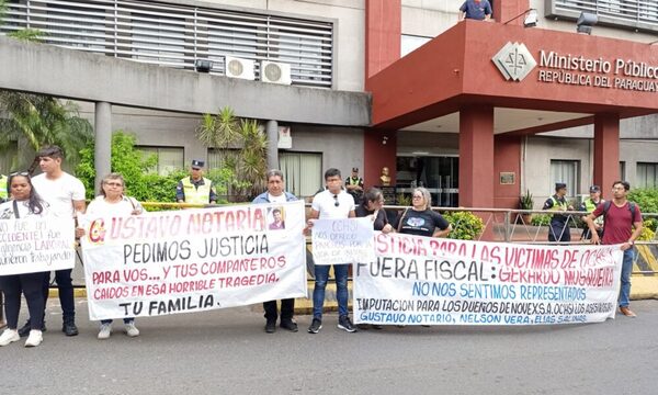 Familiares de extrabajadores de la empresa Ochsi se manifiestan frente a la Fiscalía General del Estado