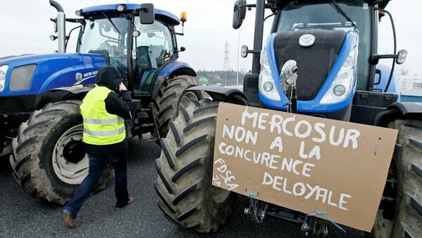 Agricultores franceses vuelven a manifestarse contra el acuerdo UE-Mercosur - 1000 Noticias