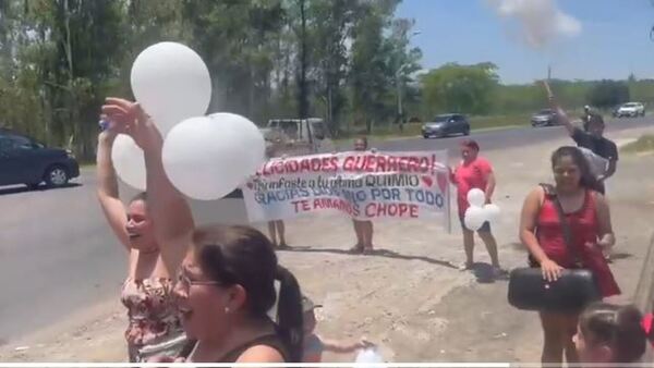 Con bomba pu y pasacalles recibieron a un campeón que culminó su quimioterapia
