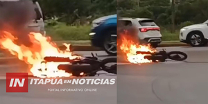 MOTOCICLETA SE INCENDIÓ TRAS LA CAÍDA DEL CONDUCTOR EN ENCARNACIÓN - Itapúa Noticias