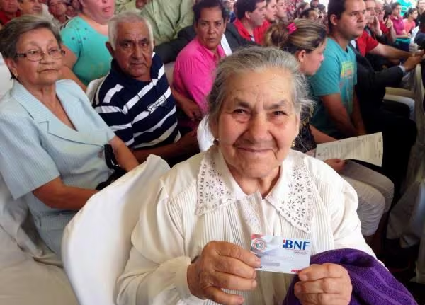 Adultos mayores que no se inscribieron también serán incluidos en el sistema