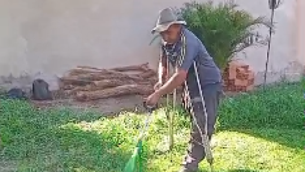 Jardinero perdió la pierna en un accidente, nunca se rindió y es un ejemplo de superación