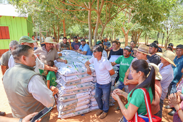UGP brinda fuerte apoyo a campesinos con entrega de semillas - .::Agencia IP::.