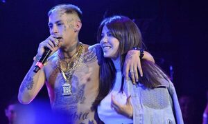 [VIDEO] L-Gante invitó a Wanda Nara al escenario y sellaron su amor con un beso