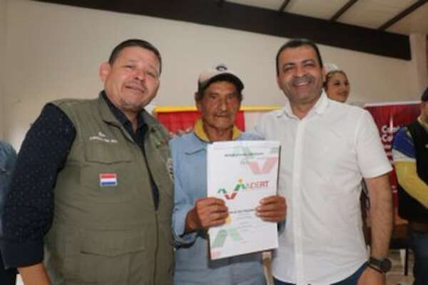 Lo que le dijo Peña a la comunidad de Villa Constitución tras entrega masiva de títulos de propiedad - Nacionales - ABC Color