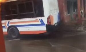 Bus en llamas en pleno raudal en el centro de San Lorenzo