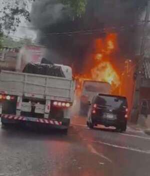 Video: bus ardió en llamas en San Lorenzo  - Nacionales - ABC Color