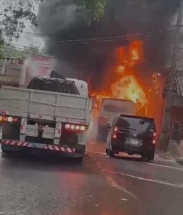 Video: bus ardió en llamas en San Lorenzo - Nacionales - ABC Color
