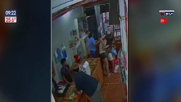 Cliente resulta herido de un balazo durante asalto y tiroteo en local comercial