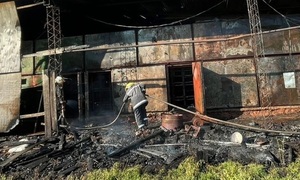 Municipalidad intervendrá aserradero tras incendio que alarmó a vecinos en Coronel Oviedo - OviedoPress
