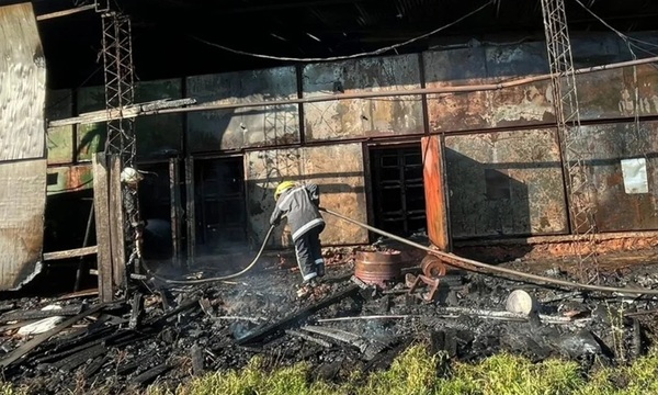 Municipalidad intervendrá aserradero tras incendio que alarmó a vecinos en Coronel Oviedo - OviedoPress