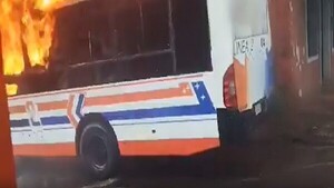Bus de pasajeros se incendia en pleno microcentro de San Lorenzo