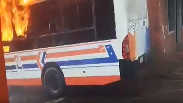 Bus de pasajeros se incendia en pleno microcentro de San Lorenzo