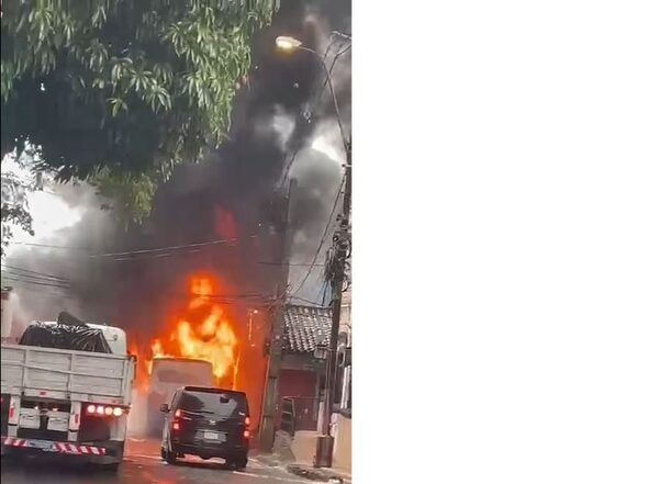 (Video) Colectivo chatarra se incendió en pleno centro de San Lorenzo