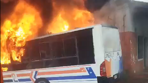 Bus se incendia en pleno centro de San Lorenzo