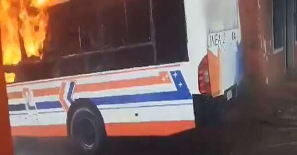 La Nación / Colectivo interno de San Lorenzo es consumido por las llamas