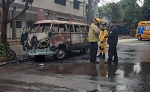 El Kombi se incendió por completo en el barrio Boquerón
