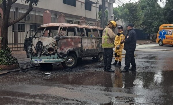 El Kombi se incendió por completo en el barrio Boquerón