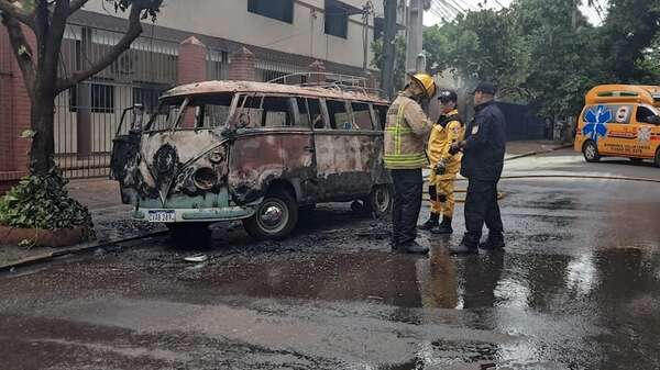 Incendio afectó a un automóvil en Ciudad del Este - ABC en el Este - ABC Color