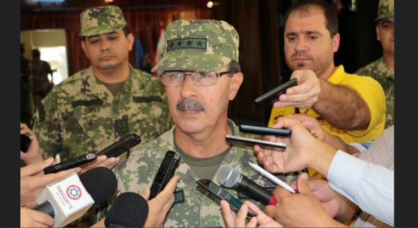 Ministro de Defensa destaca tarea de bomberos voluntarios para sofocar fuego en Villa Hayes - ADN Digital
