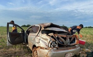 Aparatoso vuelco de un automóvil en Santa Rosa del Monday
