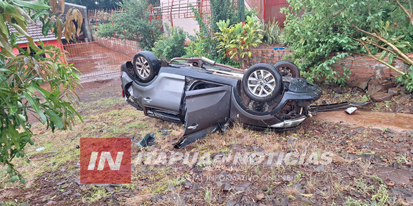 VEHÍCULO VOLCADO POR PISTA MOJADA LA CONDUCTORA RESULTÓ ILESA TRAS EL ACCIDENTE - Itapúa Noticias