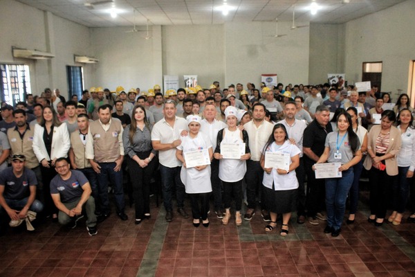Gobierno del Paraguay a través de SINAFOCAL entregó certificados a 400 pobladores de Ñeembucú por capacitación en cursos de oficios • RADIO NACIONAL
