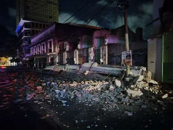 Se derrumba parte de antiguo edificio en el centro de Asunción - Nacionales - ABC Color