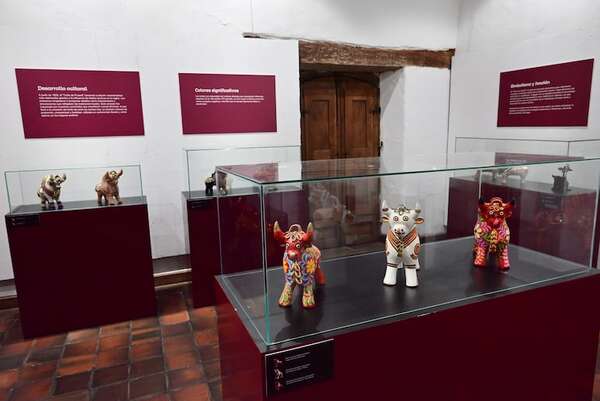 Inauguran muestra “Toro Itinerante de Pucará” de la Embajada del Perú - Sociales - ABC Color