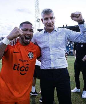 Olimpia: Expectativa aérea, festejo terrestre - Fútbol - ABC Color