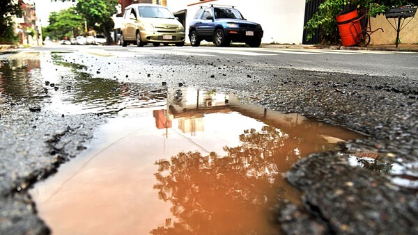 A días de recibir a miles de turistas, la capital está llena de basuras y baches