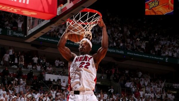 Versus / Jimmy Butler regresa y Heat derrota a los 76ers en la NBA