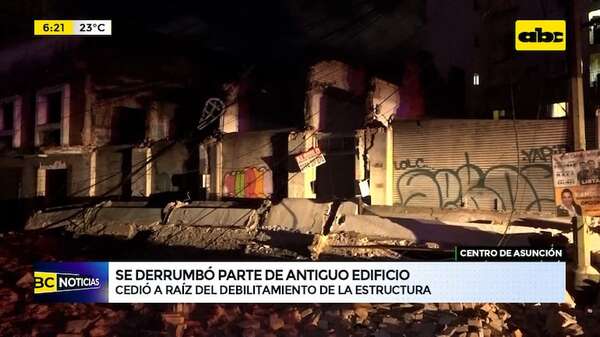 Video: Se derrumbó parte de antiguo edificio en el centro de Asunción - ABC Noticias - ABC Color