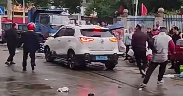 La Nación / China: un hombre fue detenido tras atropellar a varios niños frente a una escuela