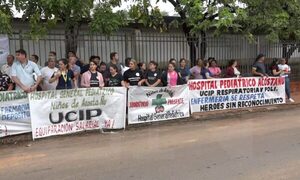 Hospital Acosta Ñu: profesionales se manifiestan exigiendo mejoras salariales