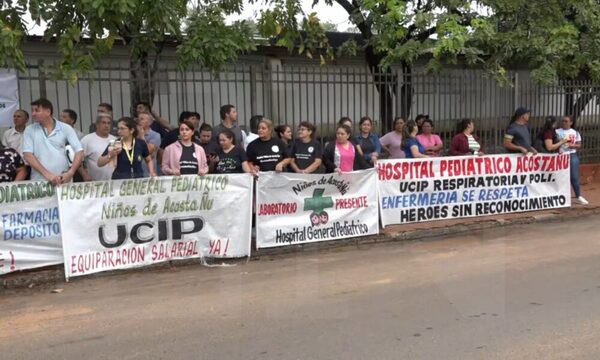 Hospital Acosta Ñu: profesionales se manifiestan exigiendo mejoras salariales