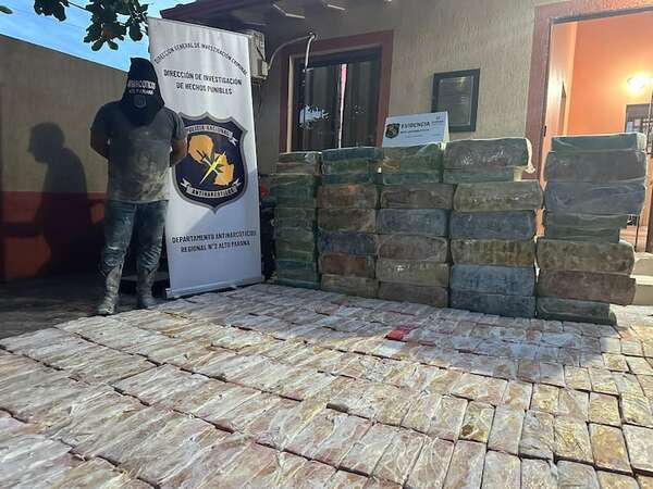 Interceptan camión que transportaba 1.437 kilos de marihuana en el doble fondo - ABC en el Este - ABC Color