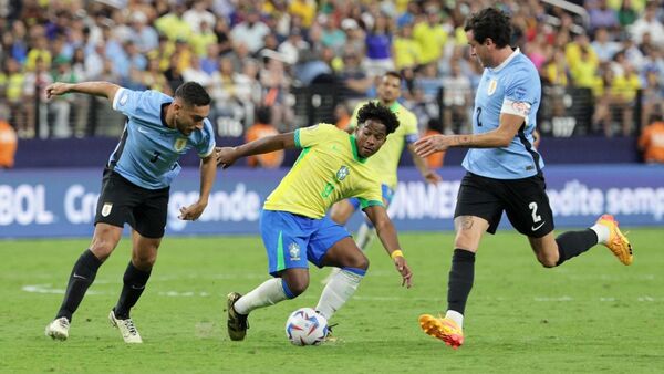 Brasil y Uruguay chocan en Salvador de Bahía - 1000 Noticias