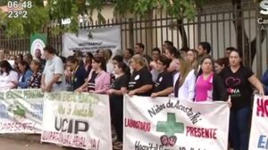 Médicos del Hospital Acosta Ñu se manifiestan por nivelación salarial - SNT