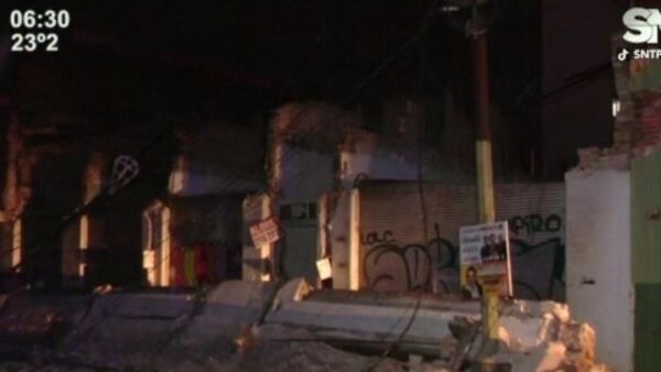 Derrumbe parcial de un edificio en el microcentro cierra calle Presidente Franco - SNT