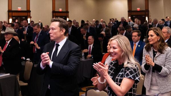 El "gran Elon Musk" convence a Donald Trump para "desmantelar" la burocracia de EEUU