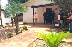 Exfuncionarios de la Comuna de CDE se encadenan para reclamar indemnización - La Clave