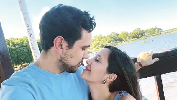 Viché presentó a su novia y fanáticas le cañearon