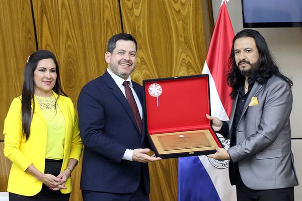 Diputados entrega distinción al "Marco Antonio Solis Paraguayo"