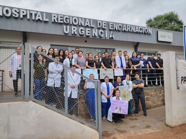 Médicos residentes del HRE se sumaron a movilización nacional para exigir mejora salarial - Nacionales - ABC Color